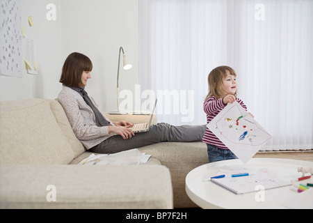 Madre e figlia in salotto Foto Stock