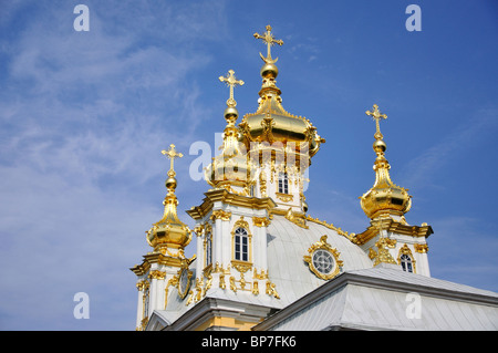 Golden cupole a cipolla di cappella, Grand Peterhof Palace, Peterhof, San Pietroburgo, regione nord-occidentale, la Russia Foto Stock