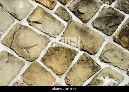 Il vecchio muro di pietra. Vecchio muro di mattoni irregolari. Foto Stock