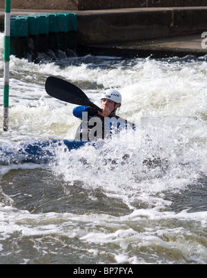 Canada Olimpiadi Whitewater Slalom atleta Sarah Boudens Formazione presso il Centro sportivo nazionale per l'acqua Nottingham Regno Unito Foto Stock