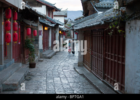 Vicolo stretto nella città vecchia di Lijiang, nella provincia dello Yunnan in Cina Foto Stock