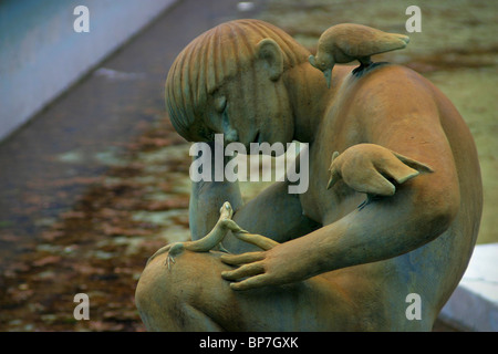 La figura di un ragazzo di natura, da Carl Milles, uno di 38 statue nella fontana della fede, Falls Church, Virginia. Foto Stock