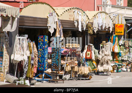 Negozi che vendono souvenir nel villaggio di montagna di Makrades sul greco dell'isola Mediterranea di Corfu Grecia GR Foto Stock