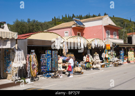 Negozi che vendono souvenir nel villaggio di montagna di Makrades sul greco dell'isola Mediterranea di Corfu Grecia GR Foto Stock