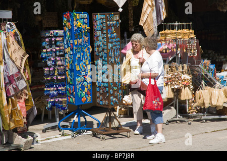 Negozi che vendono souvenir nel villaggio di montagna di Makrades sul greco dell'isola Mediterranea di Corfu Grecia GR Foto Stock