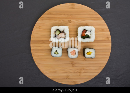 Il Sushi e bambù sul bordo grigio scuro dello sfondo in ardesia. Foto Stock