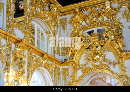 Oro sculture ornamentali, La Grande Hall del Palazzo di Caterina, Pushkin, San Pietroburgo, regione nord-occidentale, la Russia Foto Stock