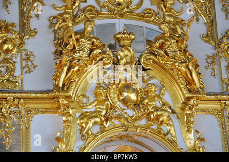 Oro sculture ornamentali, La Grande Hall del Palazzo di Caterina, Pushkin, San Pietroburgo, regione nord-occidentale, la Russia Foto Stock