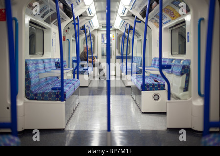 La metropolitana di Londra trasporto in treno con un passeggero Foto Stock