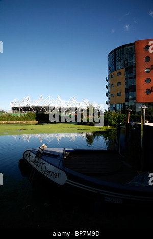 Stadio Olimpico di Stratford visto da Hertford Union Canal e fiume Lea a Isola di pesce, Hackney Wick, London, Regno Unito Foto Stock