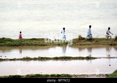 Colpite dalle alluvioni la gente si sposta verso il luogo sicuro a un diluvio colpita in loop bund Foto Stock