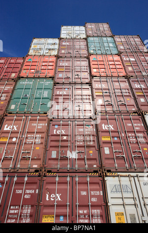 Una pila di contenitori nel porto di Amburgo, Germania Foto Stock