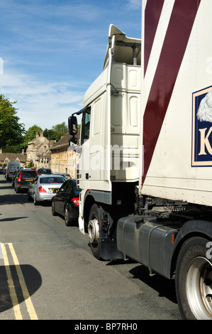 Pesante traffico estivo a Burford High Street, Cotswolds, England Regno Unito. Foto Stock