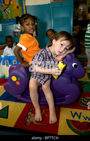 Ragazzo da sogno in una scuola materna a Brooklyn, New York. Foto Stock