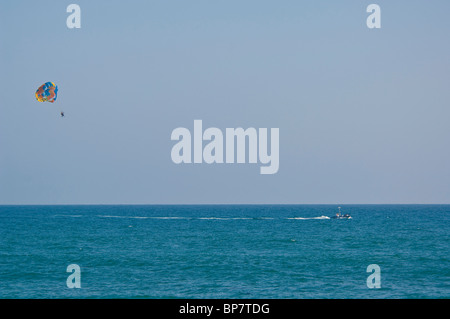 Il parasailing giovane tirato in barca in oceano a Corona del Mar, Newport Beach, Orange County, California Foto Stock