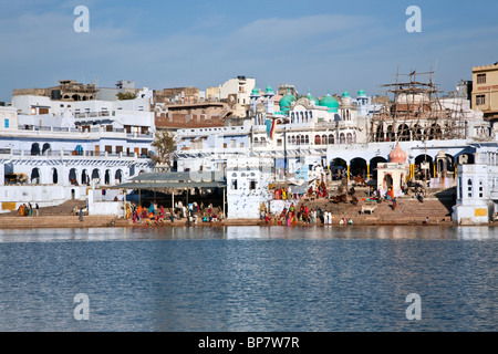 Lago di Pushkar ghats. Il Rajasthan. India Foto Stock
