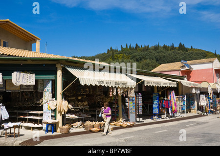 Negozi che vendono souvenir nel villaggio di montagna di Makrades sul greco dell'isola Mediterranea di Corfu Grecia GR Foto Stock