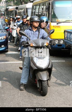 Motociclisti di arresto al semaforo, Macao, Cina Foto Stock