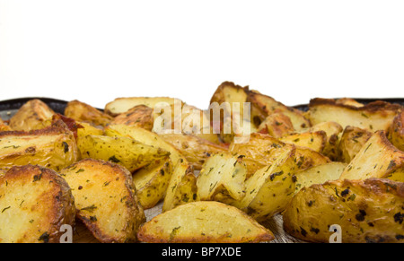 Piccante Spicchi di patate con il salame chorizo sul vassoio da forno direttamente dal forno. Foto Stock