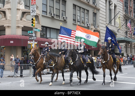 La città di New York gli ufficiali di polizia a cavallo portano il trentesimo annuale di India Independence Day Parade giù Madison Avenue a New York City Foto Stock