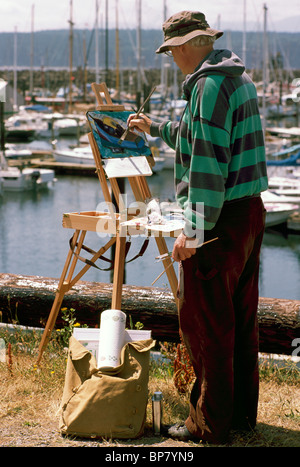 Artista pittura su cavalletto, Port Townsend, nello Stato di Washington, WA, Stati Uniti d'America - Pittore in piedi fuori al porto, Penisola Olimpica Foto Stock