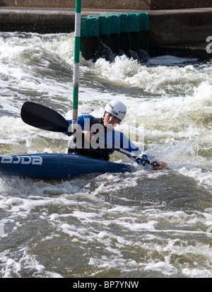 Canada Olimpiadi Whitewater Slalom atleta Sarah Boudens Formazione presso il Centro sportivo nazionale per l'acqua Nottingham Regno Unito Foto Stock