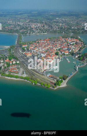 Vista aerea da un dirigibile dirigibile Zeppelin NT di Lindau Insel e il lago di Costanza (Bodensee), Baviera, Germania Foto Stock