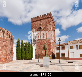 Torreón del Priore e Miguel de Cervanves statua, Alcázar de San Juan, Ciudad Real (Spagna) Foto Stock