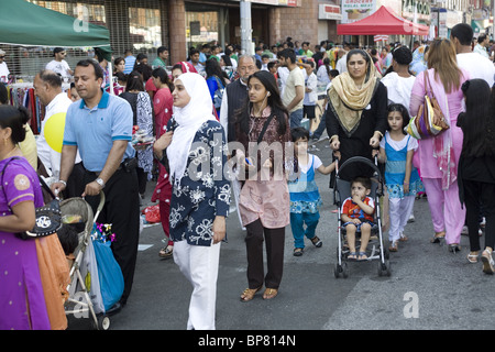 Piccolo quartiere Pakistan durante il Pakistan Independence Day Festival lungo Coney Island Ave. in Brooklyn, New York. Foto Stock