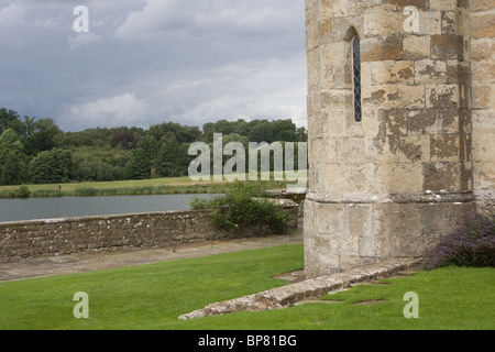 Castello anteriore country house sede torrette lago percorso Foto Stock