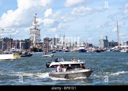 Clipper 'Stad Amsterdam' entra SAIL Amsterdam 2010 Foto Stock