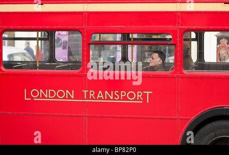 Il trasporto non affollate. Il ponte inferiore di un bus londinese è occupata da un maschio singolo ciclista. London, Regno Unito Foto Stock