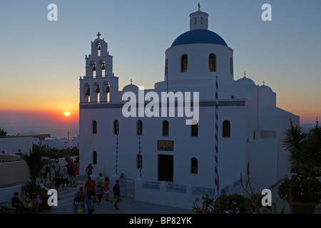 Tramonto dietro una chiesa in Oía, isola di Santorini, Cicladi, ISOLE DELL' EGEO, Grecia Foto Stock