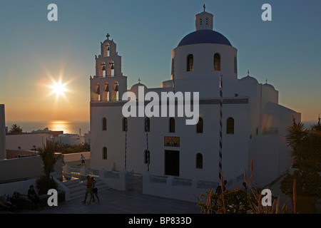 Tramonto dietro una chiesa in Oía, isola di Santorini, Cicladi, ISOLE DELL' EGEO, Grecia Foto Stock