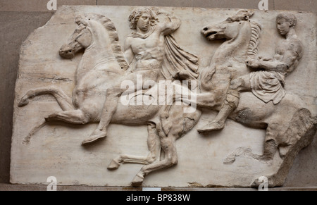 Dettagli dalla Athen il fregio del Partenone -- parte dei marmi del Partenone. Due cavalli come parte della scena di battaglia Foto Stock