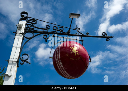 Cricket pallina sospesa contro una Summer blue sky il pub pensili segno della lunga Hop public house di Meopham Kent REGNO UNITO. Foto Stock