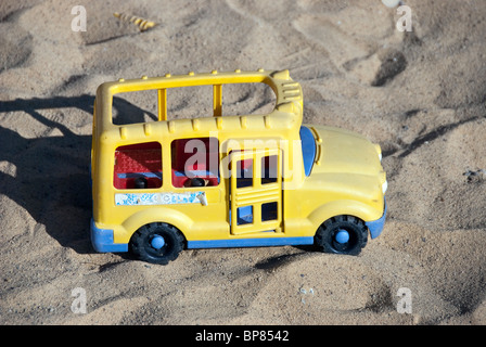 Vivacemente colorato di giallo e blu giocattolo di plastica carrello con interni blu in sandbox Edmonds Washington Foto Stock