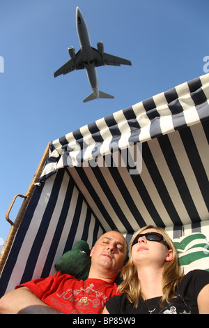 Una coppia in una sdraio sulla spiaggia, Berlino, Germania Foto Stock