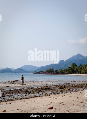 Ragazzo tailandese ottiene il calcio. Kai Bae, Thailandia Foto Stock