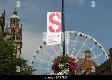 Sheffield, sità della cultura città candidata bandiera e la ruota di Sheffield South Yorkshire, Inghilterra. Foto Stock