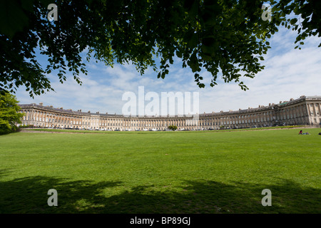 Royal Crescent townhouses e il parco. Un ampio angolo di visione del bagno il famoso Royal Crescent Foto Stock