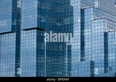 Torri di vetro di Londra. Blu di vetro riflettente e un array ripetitive di Windows Form la facciata di questo imponente edificio londinese Foto Stock