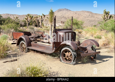 Una vecchia auto antichi abbandonati nel deserto Foto Stock