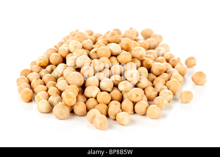 Asciugare le materie organiche isolato di ceci su sfondo bianco Foto Stock