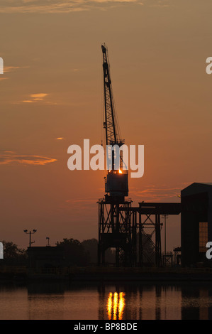 La giornata lavorativa inizia di mattina al porto Weller Drydocks in San Catharines, Ontario. Foto Stock