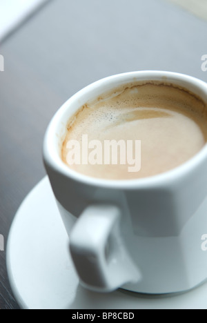 Primo piano di una tazza di caffè caldo Foto Stock