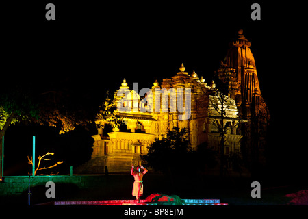 Khajuraho Dance Festival. Sullo sfondo il tempio Chitragupta. Il Madhya Pradesh. India Foto Stock