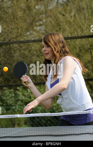 Ragazza adolescente giocando a ping-pong Foto Stock