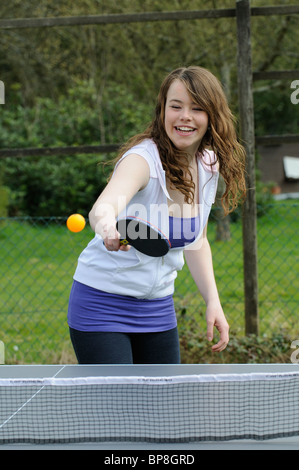 Ragazza adolescente giocando a ping-pong Foto Stock