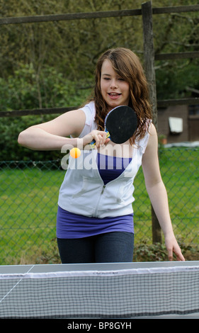 Ragazza adolescente giocando a ping-pong Foto Stock